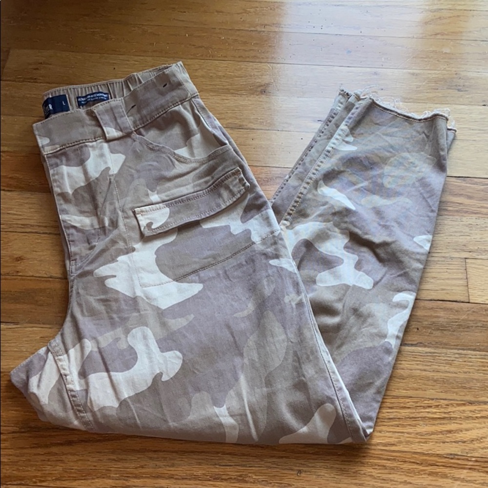 Hollister Camo Ultra High-Rise Mom Pant